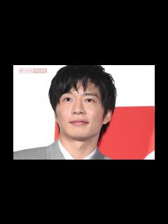 [x]田中圭、所属事務所取締役に就任していた 小栗旬社長の『トライストーン』 - YouTube