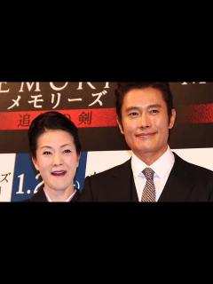 [x]坂本冬美、イ・ビョンホンに肩を抱かれ思わずクラッ！／映画『メモリーズ 追憶の剣』ジャパンプレミア - YouTube