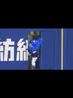 [x]出入り口に思いっきり耳が引っかかって頭を持っていかれたドアラ (2022/08/19) - YouTube