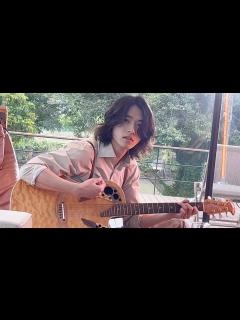 [x]山﨑賢人、ギターを演奏する姿も！さまざまな表情を見せる 「山﨑賢人カレンダー2023」第2弾メーキング動画 - YouTube