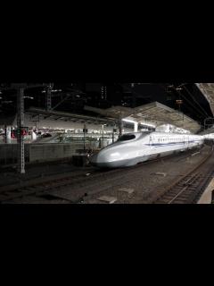 [x]東海道・山陽新幹線「のぞみ3号」博多行き 夜が明けぬ東京駅を発車（N700系） - YouTube