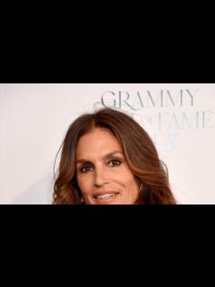 [x]シンディ・クロフォード、約40年前の写真を再現して“年齢を重ねること”を祝福！｜ハーパーズ バザー（Harper's BAZAAR）公式