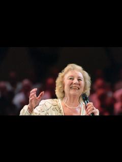 [x]Dame Vera Lynn: Nation's sweetheart 'lifted us when we needed it most ...