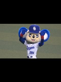 [x]延長12回まで行われた試合に最後まで残ってくれたファンに心を込めて手を振るドアラ (2022/09/17) - YouTube