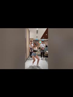 [x]Valent Woo 鄔唯 - 海底撈會要聘請我嗎😆？ - YouTube