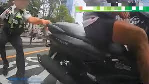 더영상] 단속 경찰 매달고 도주한 오토바이\u2026차 위에서 '미끄럼' 탄 ...